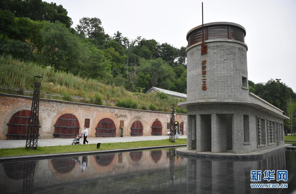 長(zhǎng)樂(lè)塬抗戰(zhàn)工業(yè)遺址中的“窯洞工廠”和警衛(wèi)樓（6月9日攝）。