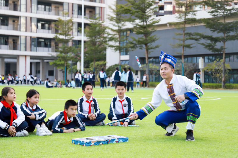 壯族迪尺傳承人、體育教師陸顯通帶領(lǐng)學(xué)生們練習(xí)迪尺。南寧市魯班路小學(xué)供圖