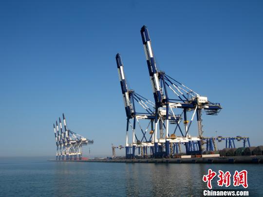 圖為煙臺(tái)保稅港區(qū)一角。 蔡紅文 攝 點(diǎn)擊進(jìn)入下一頁