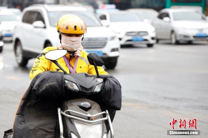 資料圖:一位外賣員頂著寒風(fēng)工作。<a target='_blank' >中新社</a>記者 李嘉嫻 攝 點擊進(jìn)入下一頁