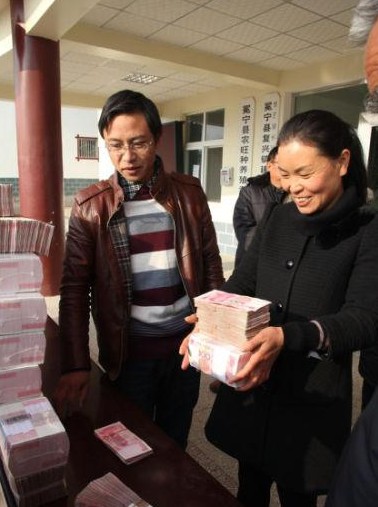 涼山州冕寧縣建設(shè)村給340戶村民分紅，最多的村民領(lǐng)到了30萬