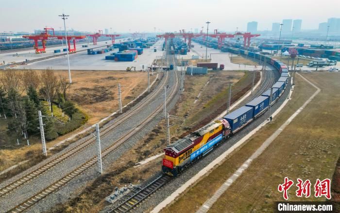 全國首列全程時(shí)刻表綠色跨境電商專列發(fā)車。西安浐灞國際港供圖 全國首列全程時(shí)刻表綠色跨境電商專列發(fā)車。西安浐灞國際港供圖