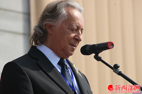 3意大利特萊維索卡薩雷斯博物館館長阿德里亞諾??馬達(dá)羅先生發(fā)??JPG