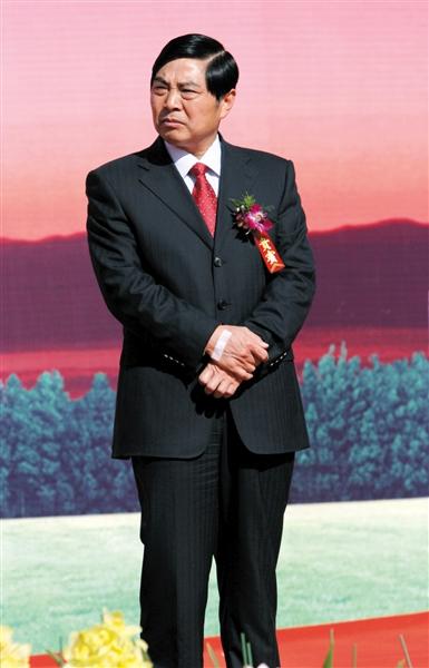 仇和拜佛用開發(fā)商的錢捐功德 稱為昆明人民祈福