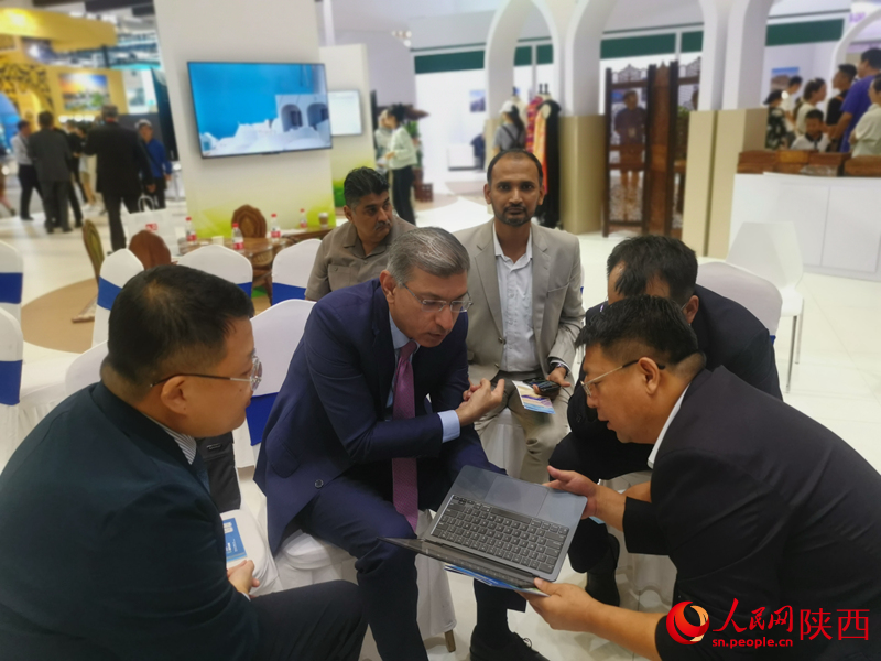 一拍即合,就地而坐,展開合作洽談。人民網(wǎng) 王麗攝 一拍即合,就地而坐,展開合作洽談。人民網(wǎng) 王麗攝