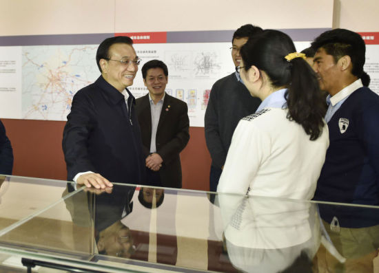 李克強(qiáng)鼓勵(lì)大學(xué)生：到西部施展專業(yè)才華