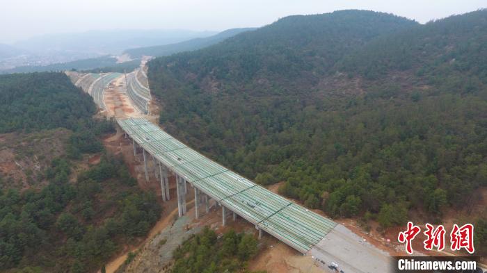 “一帶一路”建設(shè)重點(diǎn)工程昆楚高速進(jìn)入沖刺階段