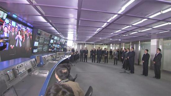 在中央電視臺,習(xí)近平通過視頻連線中央電視臺北美分臺負責(zé)人,詢問他們在外工作情況,希望他們傳播中國文化,講好中國故事。