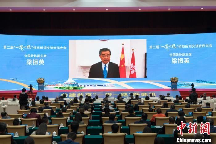 圖為全國(guó)政協(xié)副主席梁振英通過(guò)視頻致辭 廖章利 攝 圖為全國(guó)政協(xié)副主席梁振英通過(guò)視頻致辭 廖章利 攝