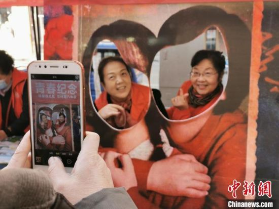 2021年3月,蘭州市城關(guān)區(qū)推出“共享集市”,社區(qū)居民參與《李煥英留影》活動(dòng)。(資料圖)閆姣 攝 2021年3月,蘭州市城關(guān)區(qū)推出“共享集市”,社區(qū)居民參與《李煥英留影》活動(dòng)。(資料圖)閆姣 攝