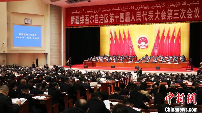 1月19日,新疆維吾爾自治區(qū)第十四屆人民代表大會(huì)第三次會(huì)議在新疆人民會(huì)堂開幕。王小軍 攝 1月19日,新疆維吾爾自治區(qū)第十四屆人民代表大會(huì)第三次會(huì)議在新疆人民會(huì)堂開幕。王小軍 攝