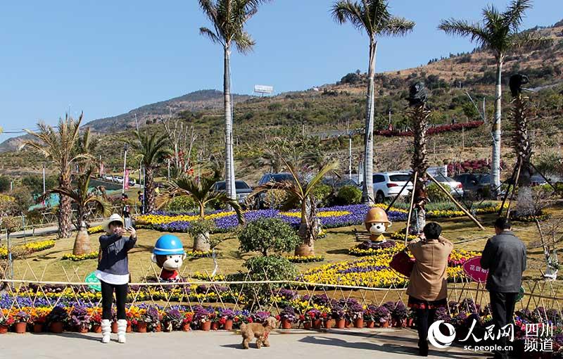 圖為市民被鮮花和猴子造型雕像吸引，忙著拍照。周栩如 攝
