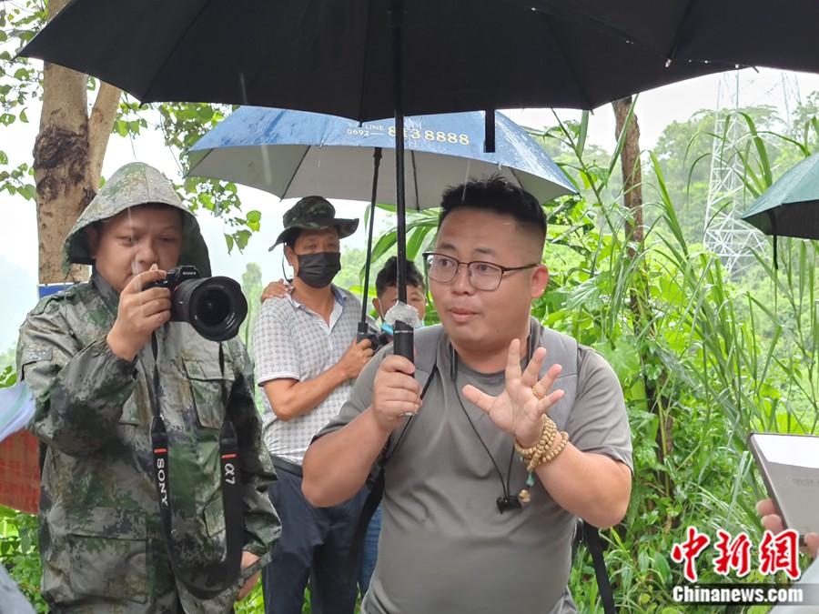 盈江觀鳥協(xié)會(huì)會(huì)長班鼎盈。<a target='_blank' >中新網(wǎng)</a>記者 張旭 攝 盈江觀鳥協(xié)會(huì)會(huì)長班鼎盈。<a target='_blank' >中新網(wǎng)</a>記者 張旭 攝