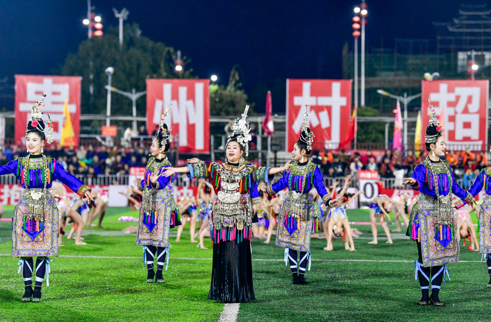 2025年3月14日,2025年貴州“村超”40強(qiáng)交叉賽在榕江“村超”足球場(chǎng)舉行,演員在比賽間隙表演侗族大歌,民族文化伴隨著體育賽事成功“出圈”。圖片來(lái)源:新華社 2025年3月14日,2025年貴州“村超”40強(qiáng)交叉賽在榕江“村超”足球場(chǎng)舉行,演員在比賽間隙表演侗族大歌,民族文化伴隨著體育賽事成功“出圈”。圖片來(lái)源:新華社