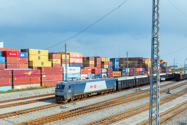 一列滿載集裝箱貨物的西部陸海新通道鐵海聯(lián)運(yùn)班列從欽州港東站緩緩駛出。何家海攝