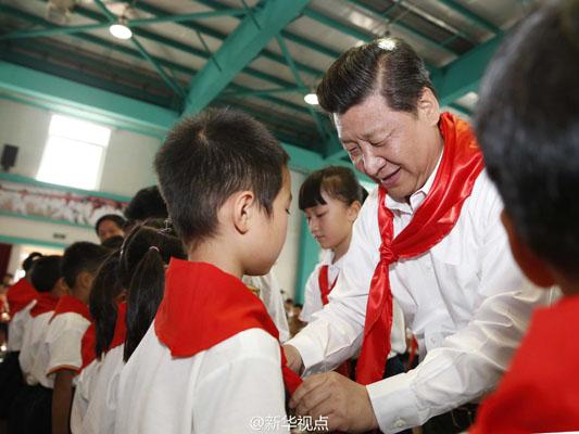 習(xí)近平看望少年兒童 掏錢(qián)買(mǎi)文具參加愛(ài)心義賣(mài)