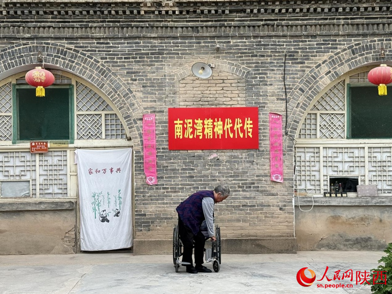 采訪結(jié)束，侯秀珍老人目送我們離開?；仡^淚目，拍照留存。人民網(wǎng)記者 賈凱璐攝