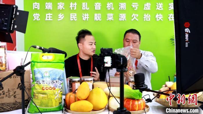 鄉(xiāng)村新聞官現(xiàn)場直播帶貨，推介家鄉(xiāng)農(nóng)產(chǎn)品。王慶然 攝