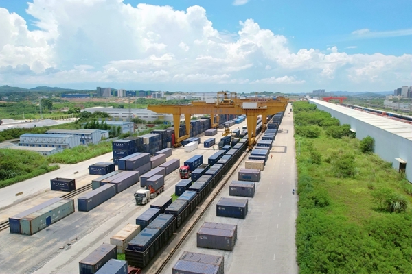 繁忙的南寧國(guó)際鐵路港。安智翔攝