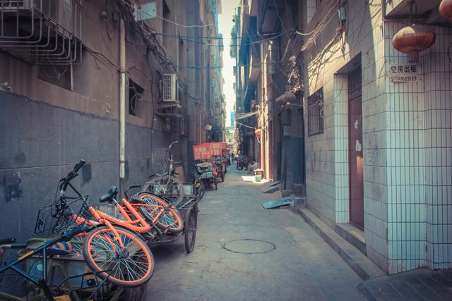 城市里的鄉(xiāng)村，西安西八里村紀實，小巷中這條標語，有些念不出口