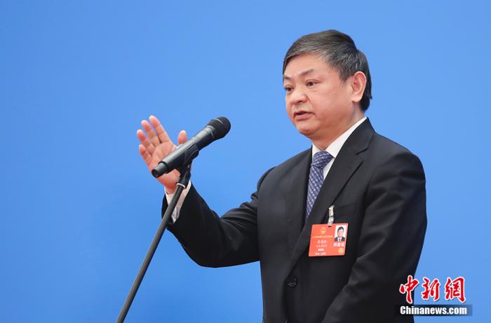 5月25日，第十三屆全國人民代表大會第三次會議在北京人民大會堂舉行第二場“部長通道”采訪活動。圖為生態(tài)環(huán)境部部長黃潤秋通過網(wǎng)絡(luò)視頻方式接受采訪。<a target='_blank' >中新社</a>記者 杜洋 攝