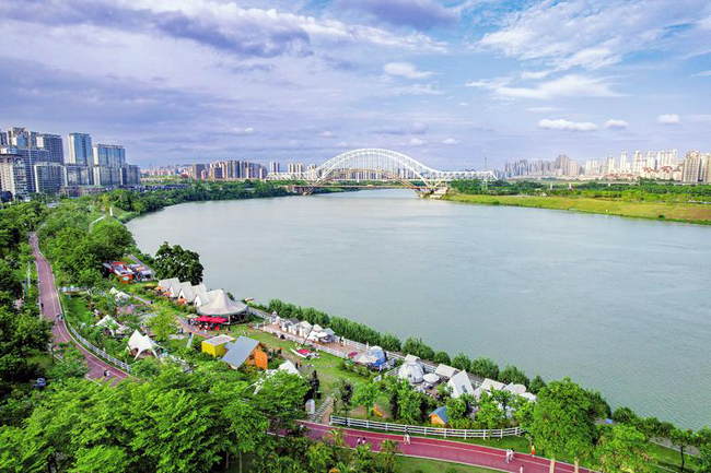 南寧邕江水清岸綠景美。記者黃紅錦攝