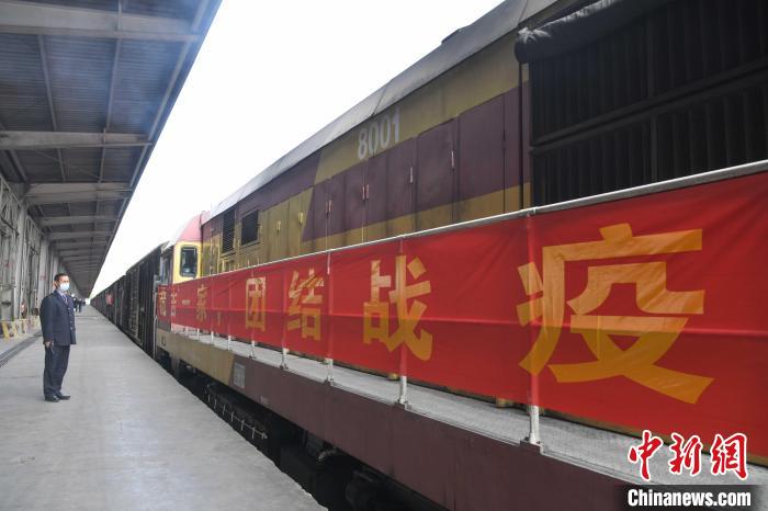 圖為運載物資的專列緩緩駛出拉薩西站?！∝暩聛硭?攝