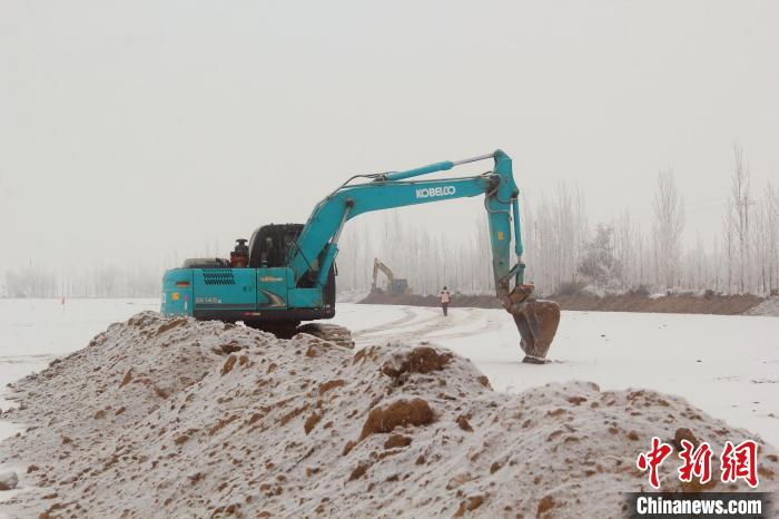 芳草湖農(nóng)場的高標(biāo)準(zhǔn)農(nóng)田施工現(xiàn)場。于三 攝