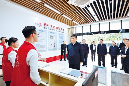 　2023年12月14日至15日，中共中央總書記、國家主席、中央軍委主席習近平在廣西考察。這是14日上午，習近平在南寧市良慶區(qū)蟠龍社區(qū)黨群服務中心考察。 新華社記者 燕雁/攝