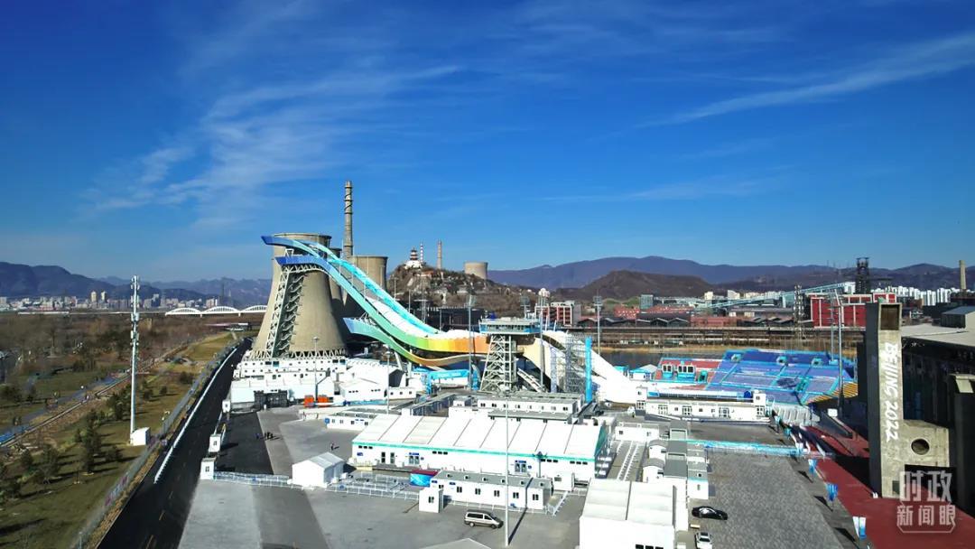 首鋼滑雪大跳臺的造型設(shè)計融入了敦煌壁畫中的“飛天”元素，建筑曲線優(yōu)美、流暢。（總臺央視記者劉岳拍攝）