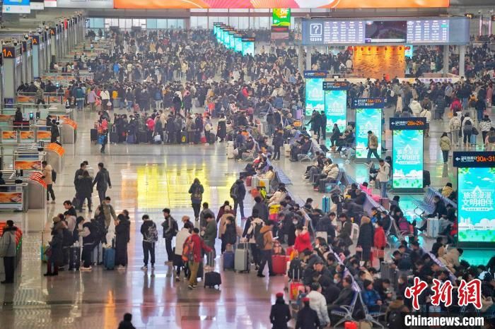 圖為西安北站候車大廳。尤艇 攝 圖為西安北站候車大廳。尤艇 攝