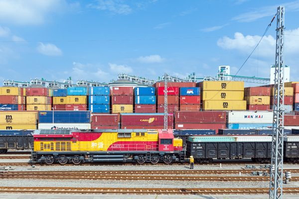 滿載集裝箱貨物的西部陸海新通道鐵海聯(lián)運(yùn)班列即將從欽州港東站駛出。韋諭攝