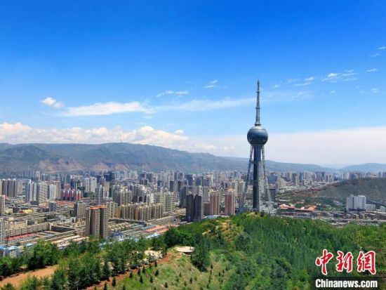 資料圖為快速發(fā)展中的西寧市一隅。黎曉剛 攝 資料圖為快速發(fā)展中的西寧市一隅。黎曉剛 攝