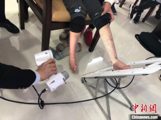 甘肅將救助5000余名殘疾兒童:康復(fù)訓(xùn)練適配輔助器具