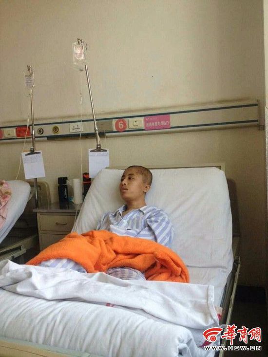 馬延春說(shuō)，學(xué)校先后支付治療費(fèi)用10萬(wàn)元，但如今已花費(fèi)了十幾萬(wàn)治療費(fèi)，學(xué)校支付的治療費(fèi)用也已經(jīng)用完，面對(duì)后續(xù)的治療費(fèi)用，家中無(wú)力支付，對(duì)此他多次前往學(xué)校與辦案派出所，并與涉事孩子家屬聯(lián)系，但均未得到有效回應(yīng)?！鞍l(fā)生這樣的事，學(xué)校未及時(shí)通知家長(zhǎng)，而且也未及時(shí)采取救治措施?！瘪R延春認(rèn)為，校方教師、宿管未盡到應(yīng)盡的責(zé)任。