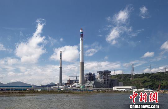 資料圖:國(guó)華舟山電廠全景。 方堃 攝 點(diǎn)擊進(jìn)入下一頁