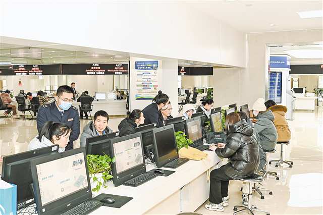 1月25日，兩江新區(qū)政務(wù)大廳，工作人員在協(xié)助辦事群眾用“渝快辦”辦理業(yè)務(wù)。（資料圖片）