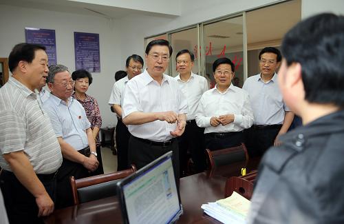 這是9月10日,張德江來(lái)到畢節(jié)七星關(guān)區(qū)人大機(jī)關(guān),了解人大基層工作開展情況。