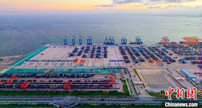 圖為欽州自動化集裝箱碼頭和欽州鐵路集裝箱中心站。龍啟柏 攝