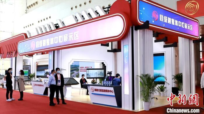 縣級融媒體中心展示區(qū)亮相中國網(wǎng)絡(luò)媒體論壇。王慶然 攝