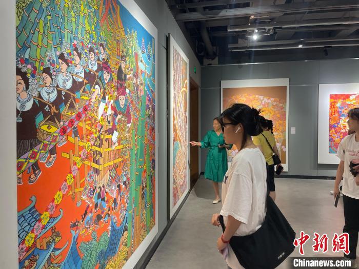 9月12日,“廣西農(nóng)民畫創(chuàng)作精品巡展”在廣西柳州市進行展出?!×周?攝
