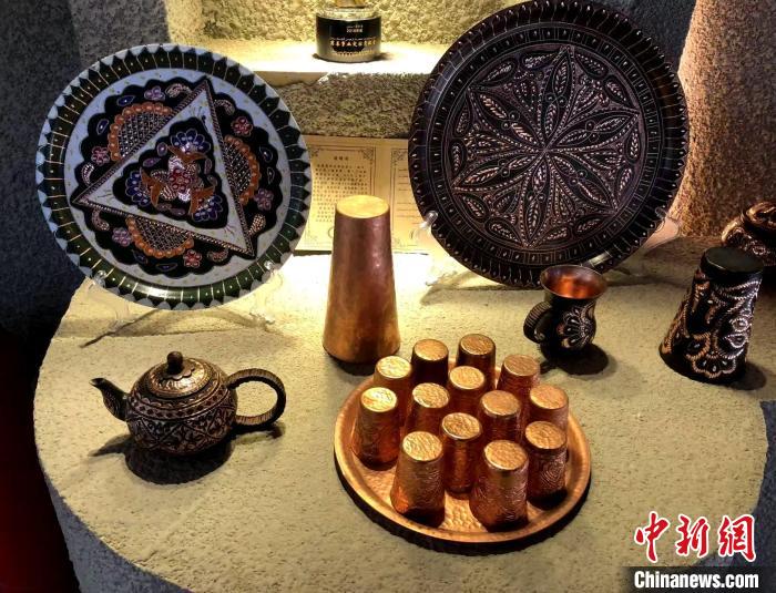 迪麗努爾·艾則孜創(chuàng)作室制作的手工藝品。陶拴科 攝