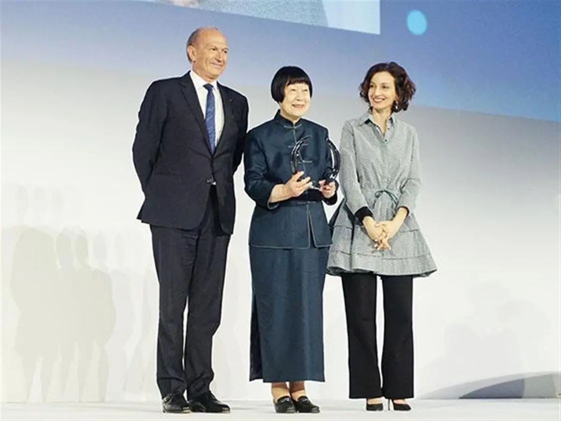 圖片說明：張彌曼（中）在“世界杰出女科學(xué)家獎”頒獎典禮