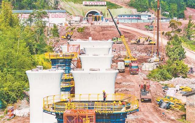 4月12日，成渝中線高鐵大足段施工現(xiàn)場，工人正在加緊施工。記者 齊嵐森 攝/視覺重慶