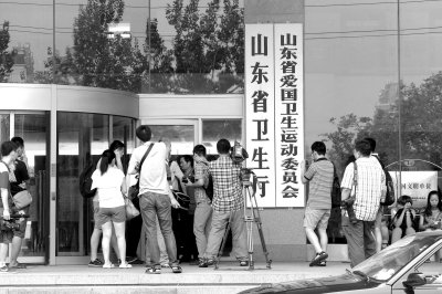 山東男子因塵肺病鑒定生糾紛 衛(wèi)生廳內(nèi)劫持人質(zhì)