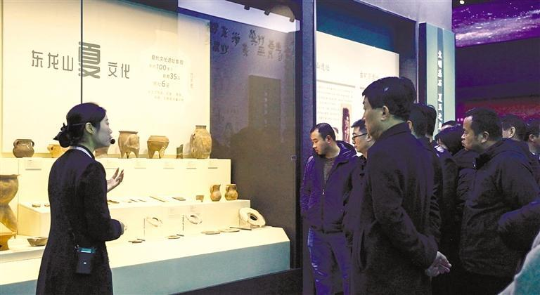 3月8日,觀眾在秦嶺博物館參觀。