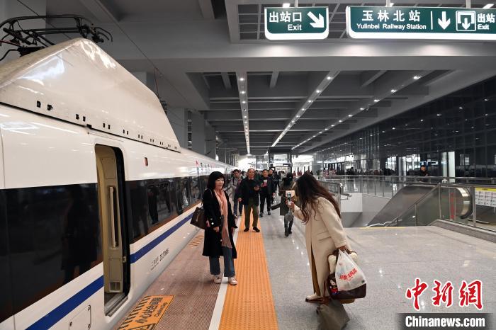 12月30日,南珠高鐵南玉段開通運(yùn)營(yíng)。乘坐玉林至南寧首發(fā)動(dòng)車的旅客在上車前拍照留念?!≈行律缬浾?蔣雪林 攝