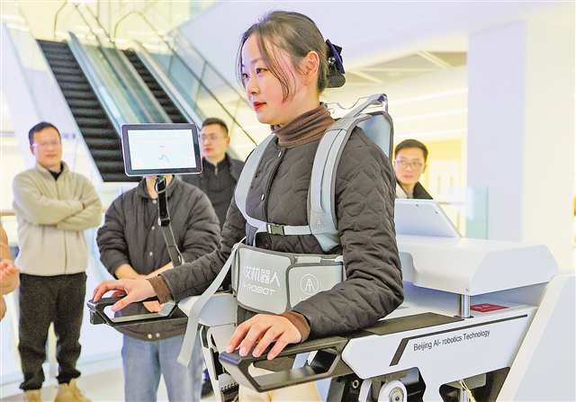 2024年12月25日,四川省眉山天府新區(qū)西南醫(yī)科大學(xué)附屬天府醫(yī)院,工作人員在展示新醫(yī)療器械。記者 尹詩(shī)語(yǔ) 攝/視覺(jué)重慶