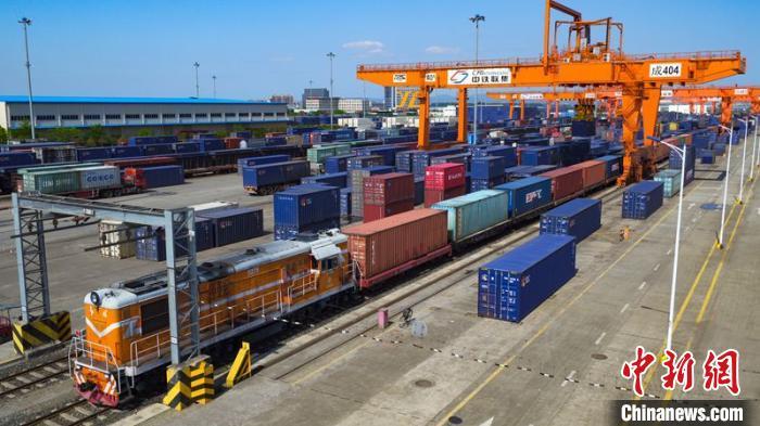 資料圖:航拍成都國(guó)際鐵路港。 白桂斌 攝 點(diǎn)擊進(jìn)入下一頁