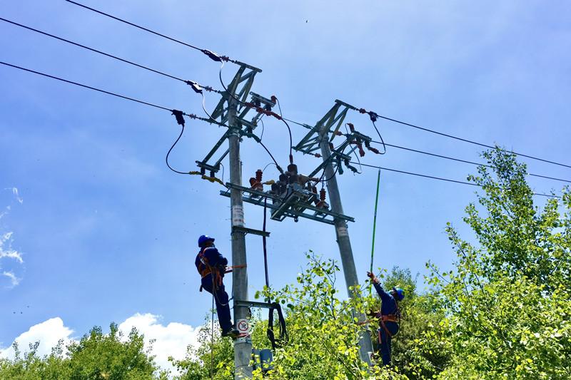 國網(wǎng)黃化供電公司工作人員實(shí)施農(nóng)網(wǎng)升級改造項目 。高梅攝 國網(wǎng)黃化供電公司工作人員實(shí)施農(nóng)網(wǎng)升級改造項目 。高梅攝
